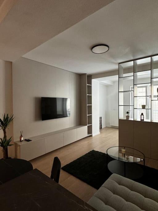 Beautiful Apartment In The City Center Братислава Екстериор снимка