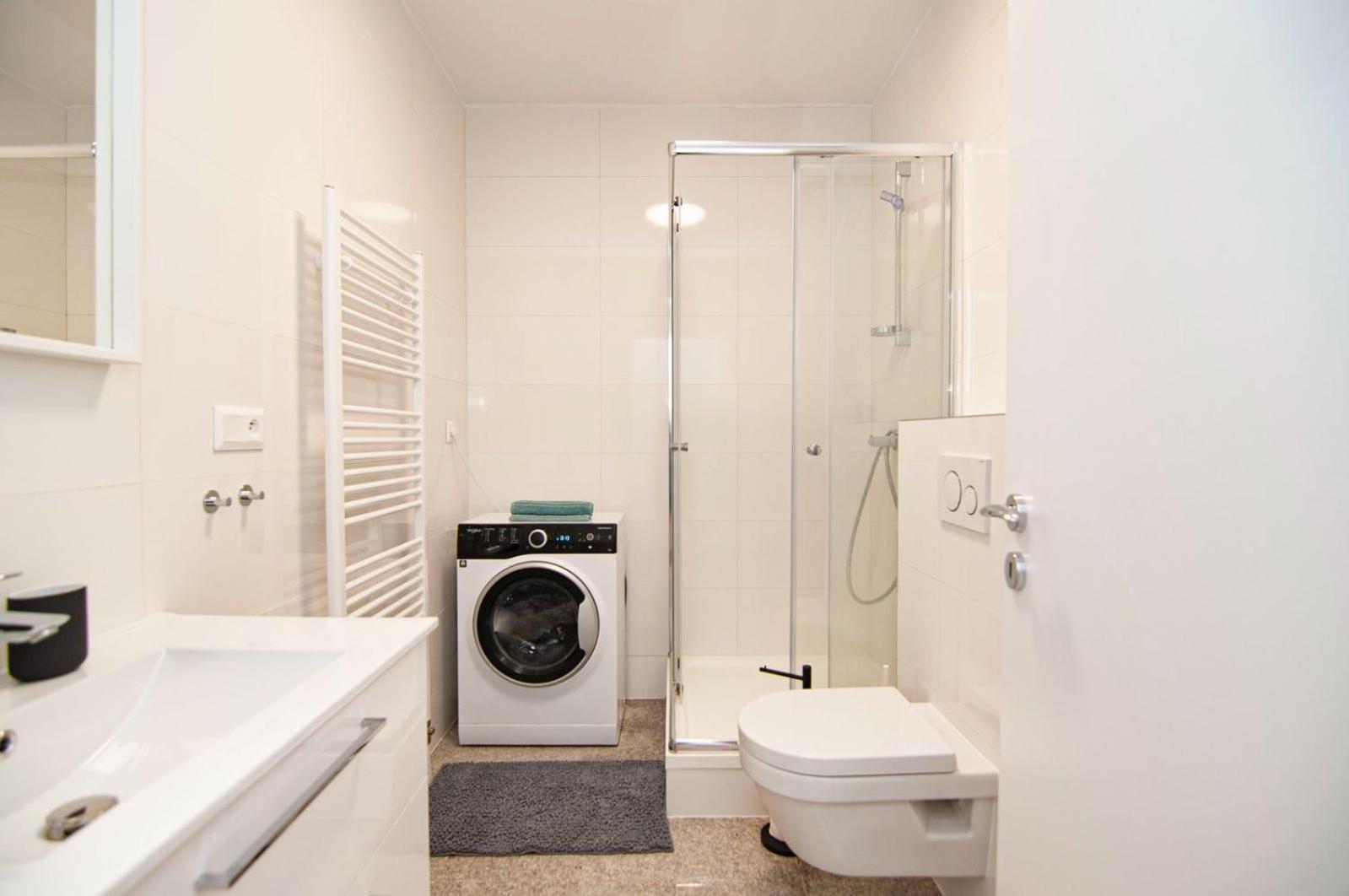 Beautiful Apartment In The City Center Братислава Екстериор снимка