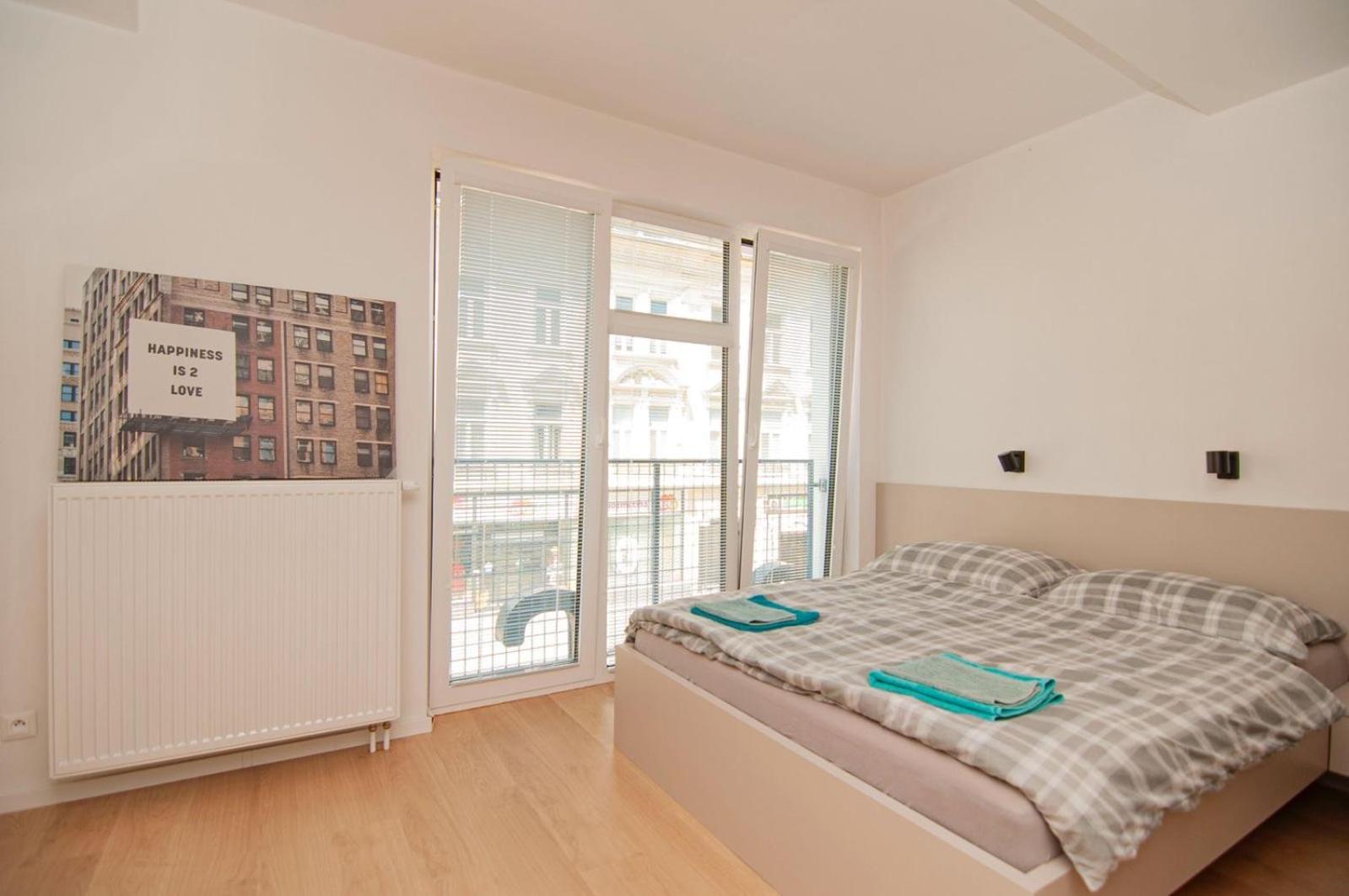 Beautiful Apartment In The City Center Братислава Екстериор снимка